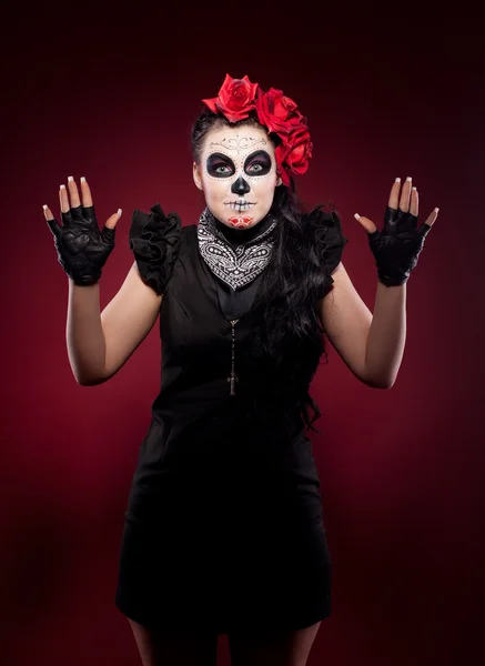 Lustige Frau am Tag der Totenmaske lächelt auf Rot — Stockfoto