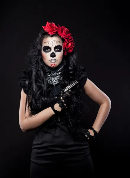 Poważne kobieta w dniu martwego maski z pistoletu — Zdjęcie stockowe