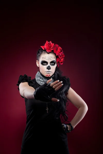 Femme drôle dans le jour du masque mort stop signe — Photo