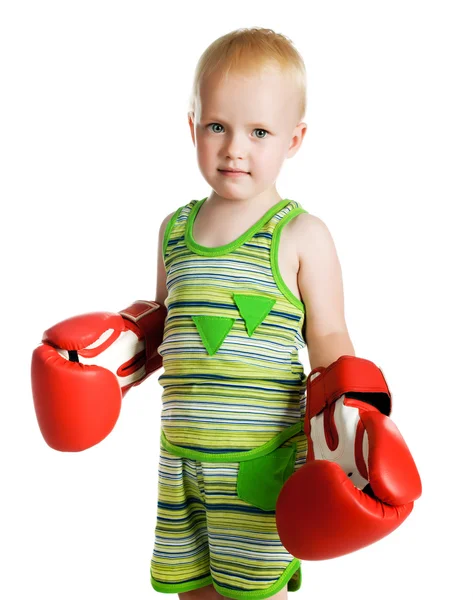 Kleine jongen in rode bokshandschoenen — Stockfoto