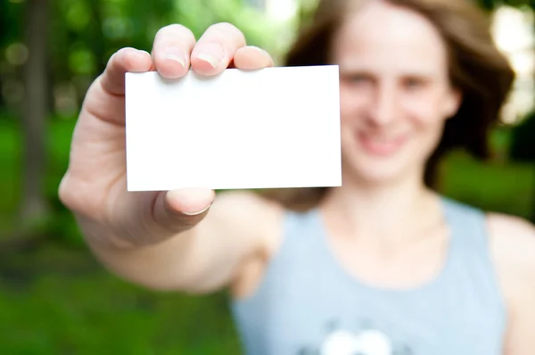Cartão branco em uma mão — Fotografia de Stock