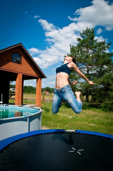 Brunette saute sur un trampoline — Photo