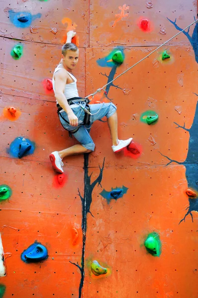 Adam üzerinde tırmanma duvarı — Stok fotoğraf