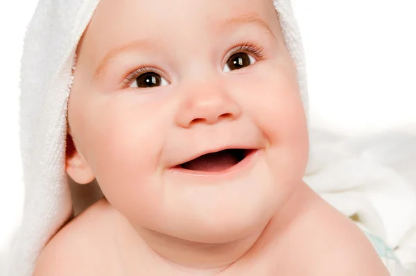 Criança pequena em uma toalha — Fotografia de Stock