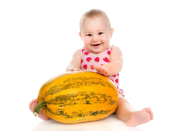 Kleines Kind mit Gemüse und Obst — Stockfoto