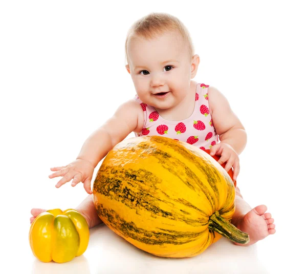 Sebze ve meyveler ile küçük çocuk — Stok fotoğraf