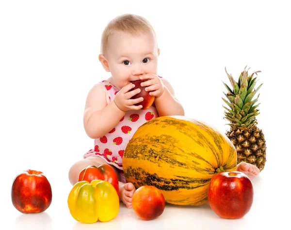 Niño pequeño con verduras y frutas —  Fotos de Stock
