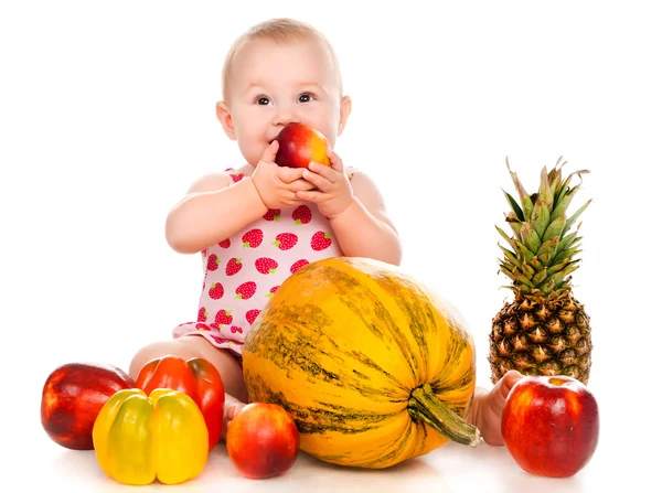 Petit enfant avec légumes et fruits — Photo