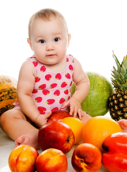 Criança pequena com legumes e frutas — Fotografia de Stock