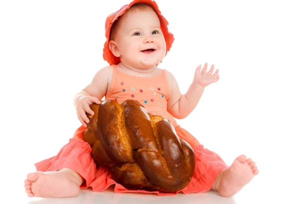 Маленькая девочка с булочкой — стоковое фото