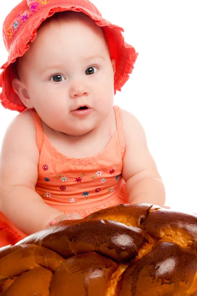 Маленькая девочка с булочкой — стоковое фото