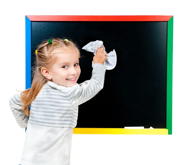可爱的小女孩站在黑板旁边 — 图库照片