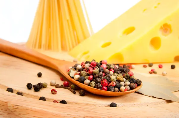 Spaghete crude cu brânză și condimente — Fotografie, imagine de stoc
