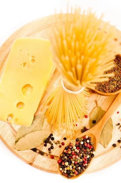 チーズとスパイスの生スパゲッティ — ストック写真