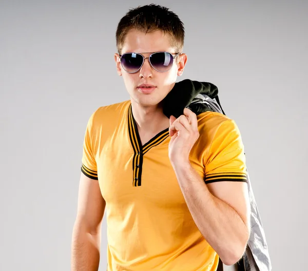 Mode man in zonnebril — Stockfoto