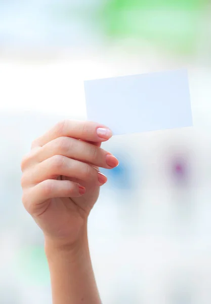Tarjeta blanca en una mano — Foto de Stock