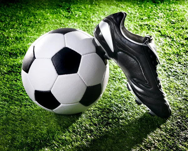 Pelota de fútbol y zapatos —  Fotos de Stock