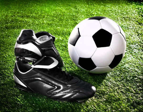 Pallone da calcio e scarpe — Foto Stock