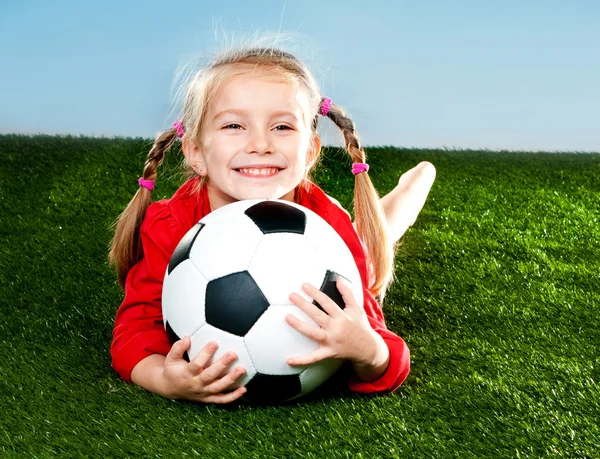 Flicka med fotboll i stövlar — Stockfoto