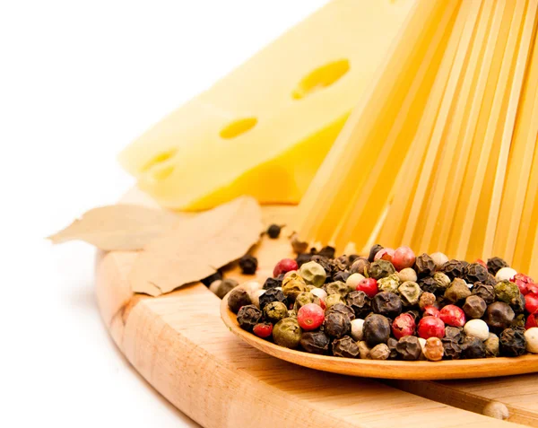 Spaghete cu brânză și condimente — Fotografie, imagine de stoc