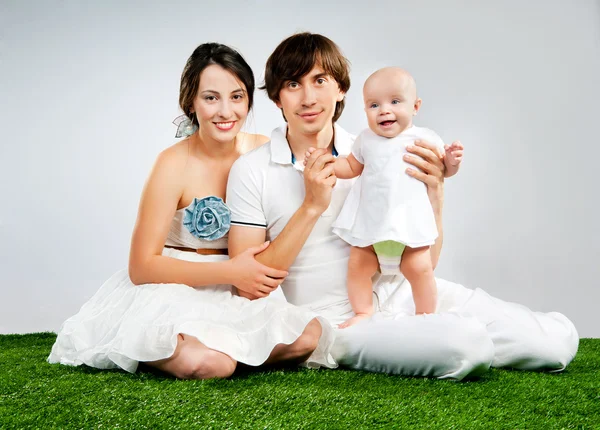 Unga lycklig familj med ett barn — Stockfoto