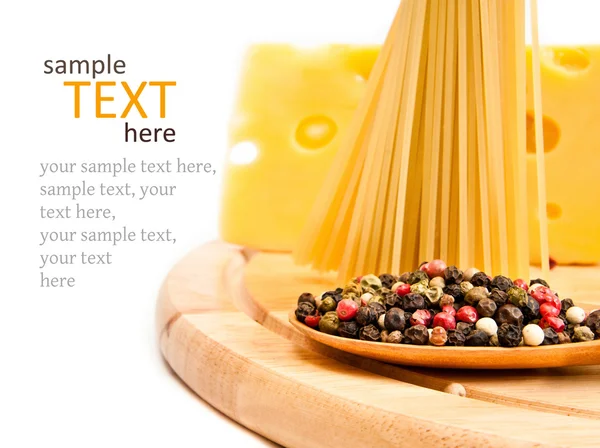 Espaguete cru com queijo e especiarias — Fotografia de Stock