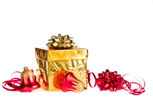 Renkli süslemeleri ile altın hediye — Stok fotoğraf