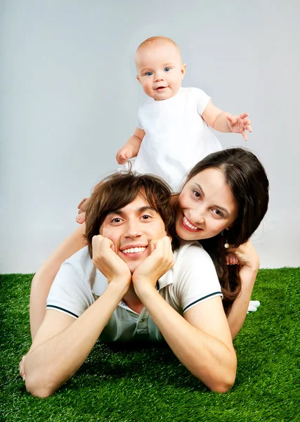 Młoda szczęśliwa rodzina z dzieckiem — Zdjęcie stockowe