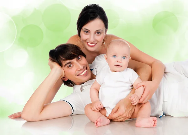 Familia feliz con el bebé sonriendo —  Fotos de Stock
