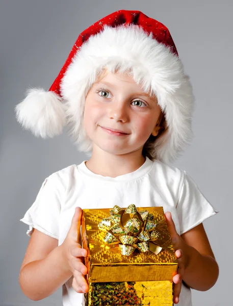Hediyeleri Noel Baba şapkası ile kız — Stok fotoğraf