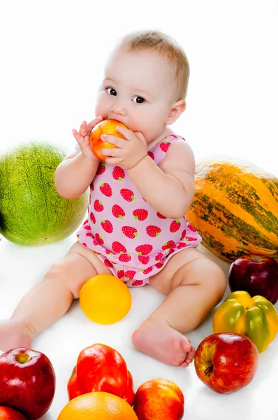 Маленький ребенок с овощами и фруктами — стоковое фото