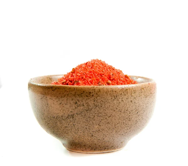 Especiarias vermelhas em uma tigela de cerâmica — Fotografia de Stock