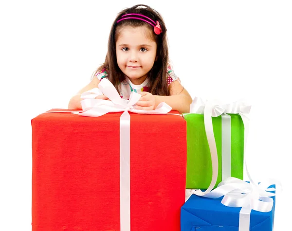 Kleines Mädchen mit Geschenken — Stockfoto