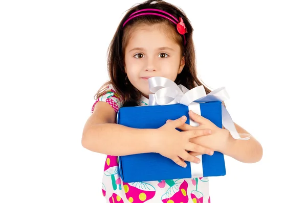 Маленькая девочка с подарками — стоковое фото