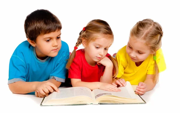 Маленькие дети с книгой — стоковое фото