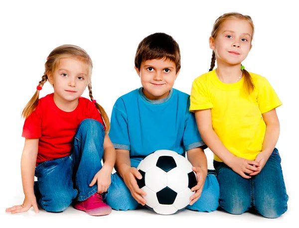 Crianças pequenas com bola de futebol — Fotografia de Stock