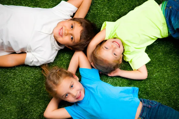 Barn på gräs — Stockfoto
