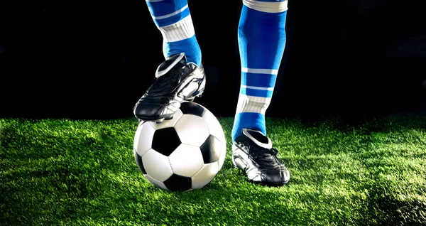 Pelota de fútbol con pies — Foto de Stock