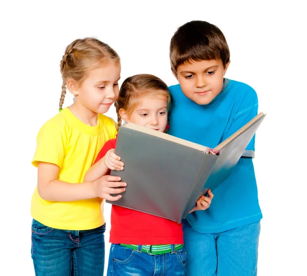 Kleine Kinder mit einem Buch — Stockfoto