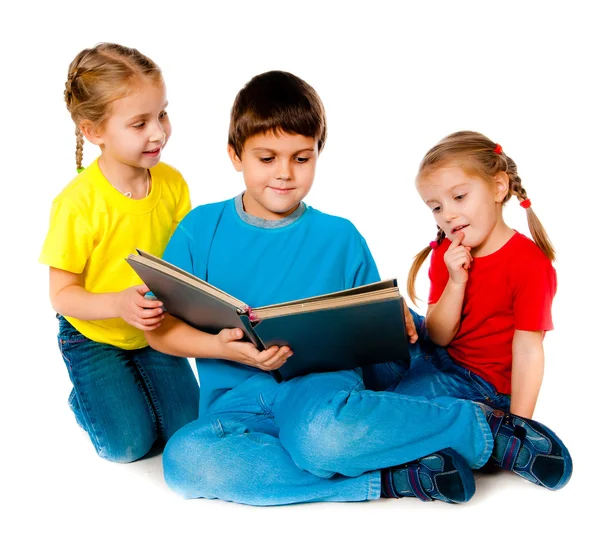 Μικρά παιδιά με ένα βιβλίο — Φωτογραφία Αρχείου