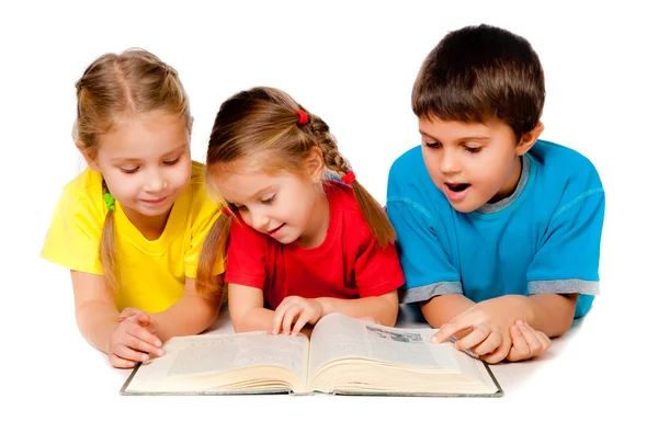Küçük çocuklar bir kitapla — Stok fotoğraf