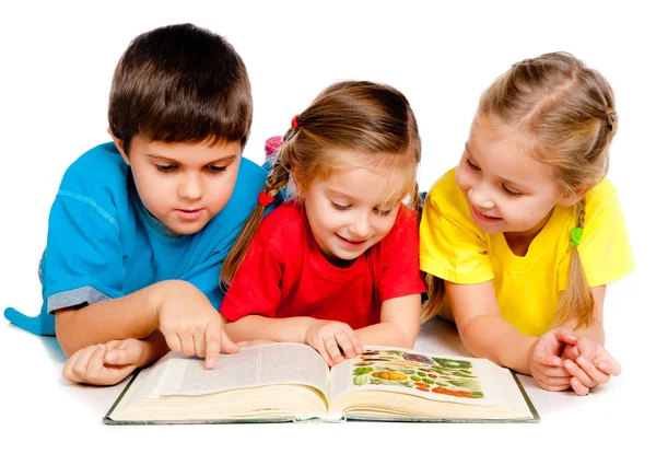 Małe dzieci z książki — Zdjęcie stockowe