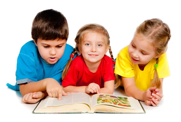 Małe dzieci z książki — Zdjęcie stockowe