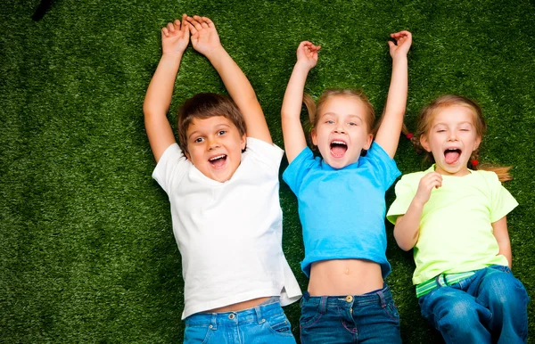 Děti na trávě — Stock fotografie