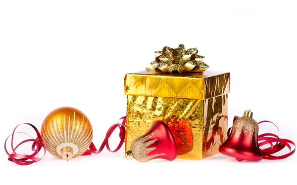 Золотой подарок с красочными украшениями — стоковое фото