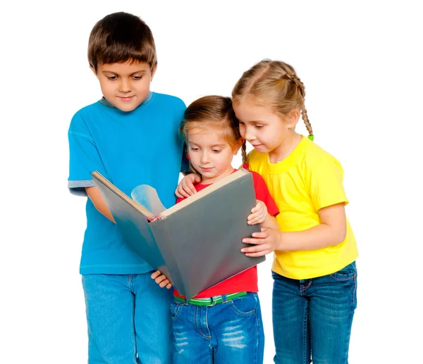 Μικρά παιδιά με ένα βιβλίο — Φωτογραφία Αρχείου