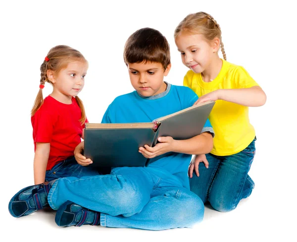 Niños pequeños con un libro — Foto de Stock