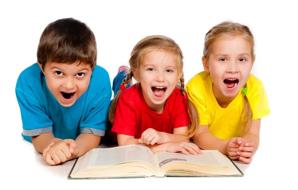 Niños pequeños con un libro — Foto de Stock