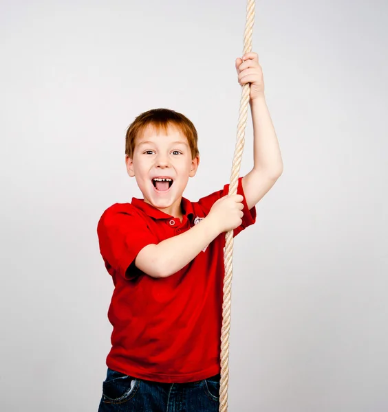 Хлопчик з мотузкою — стокове фото