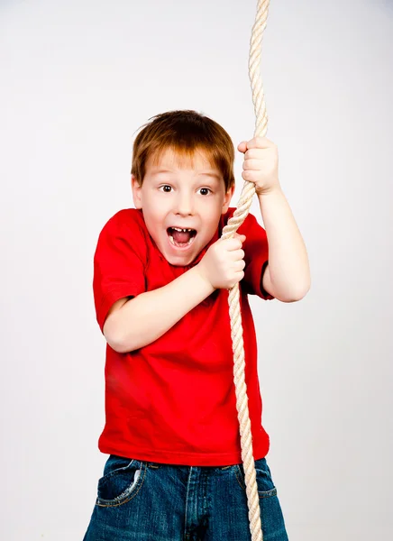 Хлопчик з мотузкою — стокове фото